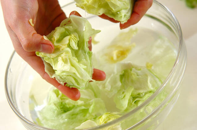 あと一品に！シャキシャキレタスとふんわり卵のスープの作り方の手順1