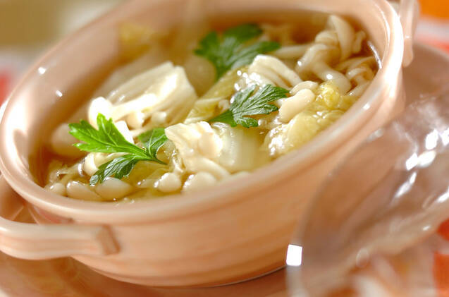 小さな両手鍋に盛りつけられた白菜とホワイトシメジ入りスープ