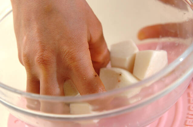 里芋とゴボウのゴマ煮の作り方の手順1