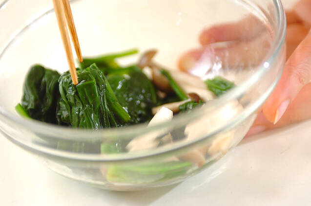 ホウレン草とシメジの和え物の作り方の手順2