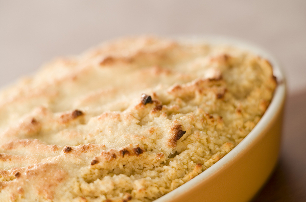 黄色いグラタン皿の中のパングラタン