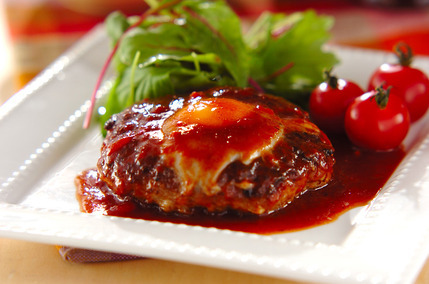 半熟卵入りハンバーグ