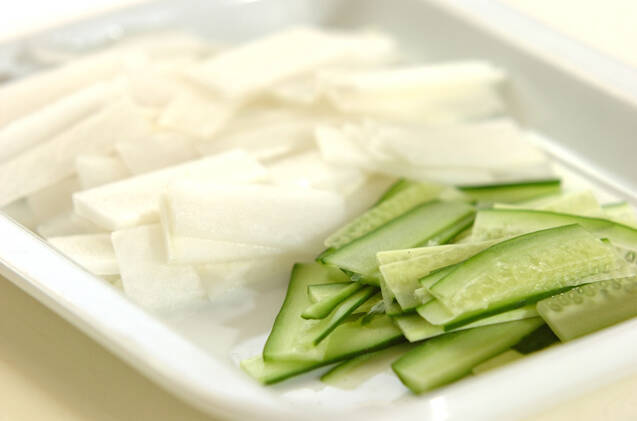 短冊大根のゆかり和えの作り方の手順1