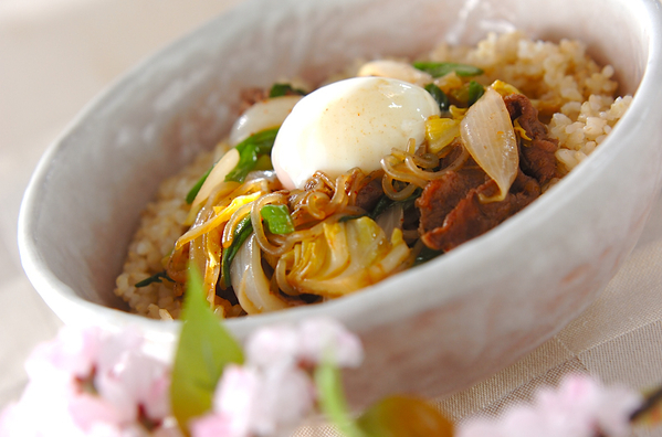 白いどんぶりに盛られた春野菜のすき煮丼
