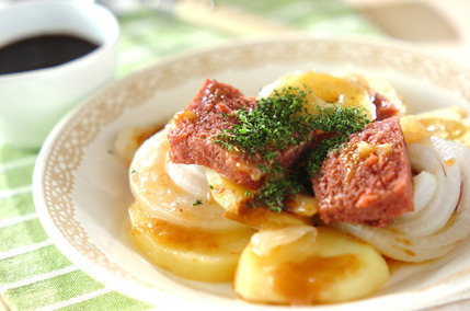 ポテトとコンビーフの重ね蒸し