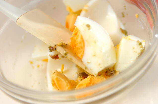 ゆで卵のバジル風味の作り方の手順1