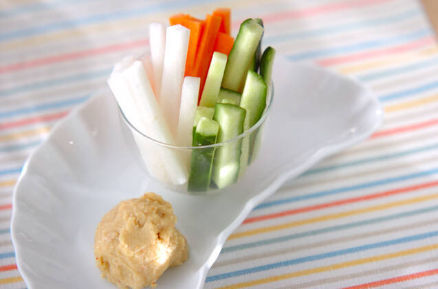 野菜スティックと洋風味噌ディップが盛られた白い皿
