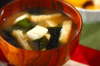 豆腐とワカメのみそ汁