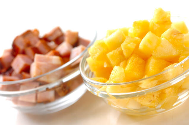 パイナップルチャーハンの作り方の手順1