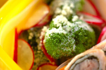 ブロッコリーとラディッシュのシーザーサラダ