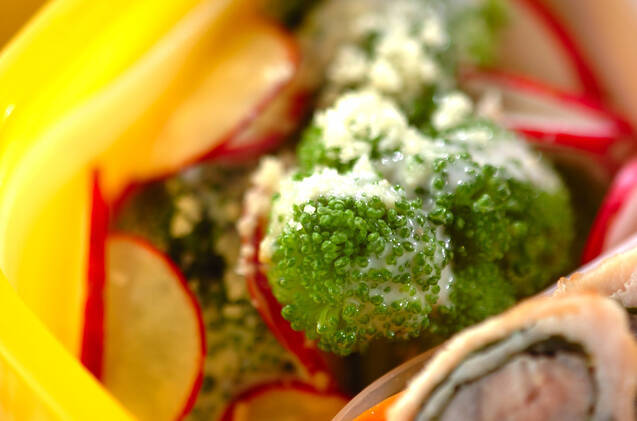 ブロッコリーとラディッシュのシーザーサラダ