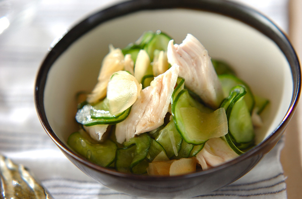 黒縁の白い皿に盛り付けられた、鶏ささみの甘酢しょうが和え