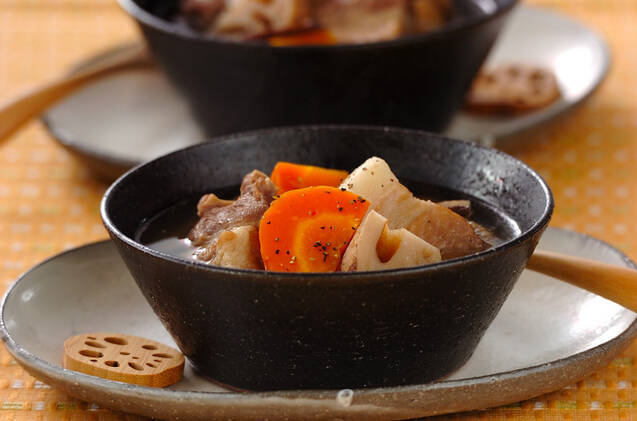 黒い器に盛られた、塩豚とレンコンの生姜スープ