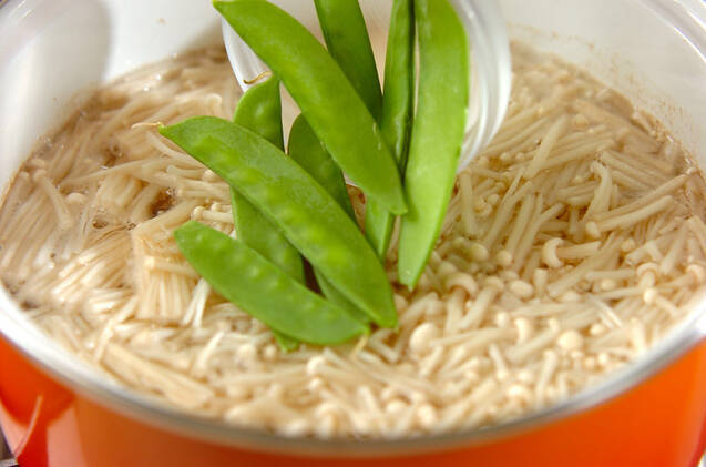 エノキとキヌサヤのかきたま汁の作り方の手順4