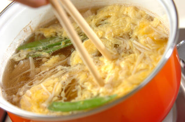 エノキとキヌサヤのかきたま汁の作り方の手順5