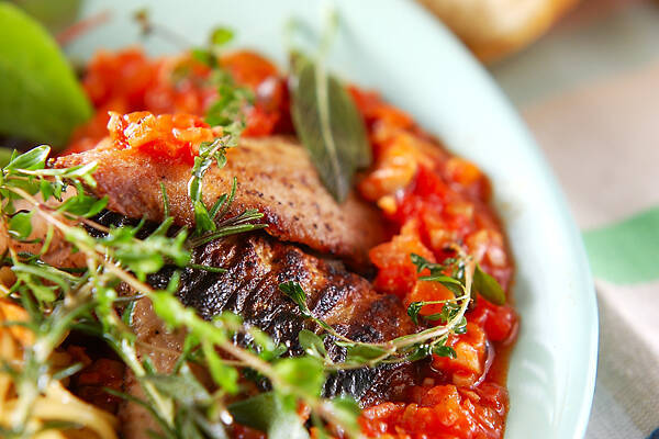 サンマのハーブ焼き・トマトソース