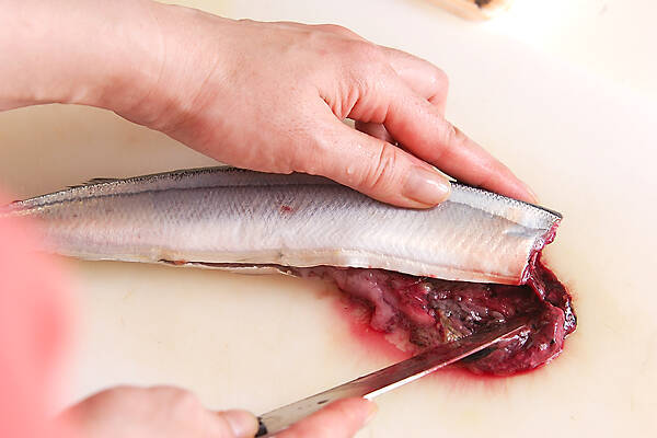 サンマのハーブ焼き・トマトソースの作り方の手順3