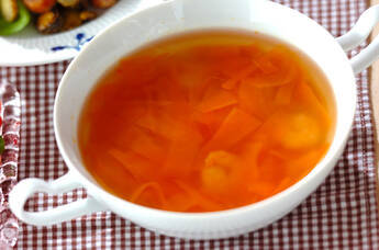 ひらひらニンジンとエビのスープ