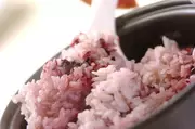 黒米入りピンクご飯 レシピ 作り方 E レシピ 料理のプロが作る簡単レシピ