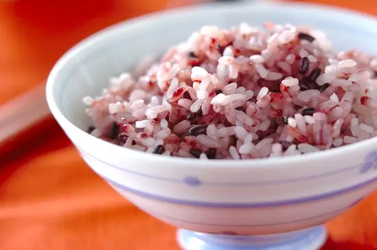黒米入りピンクご飯 レシピ 作り方 E レシピ 料理のプロが作る簡単レシピ