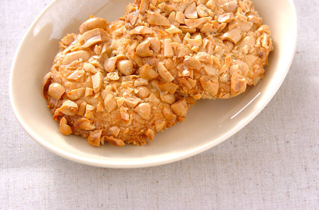 白い皿に盛り付けられたピーナッツクッキー