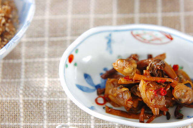 和皿に盛られたアサリとゼンマイの佃煮