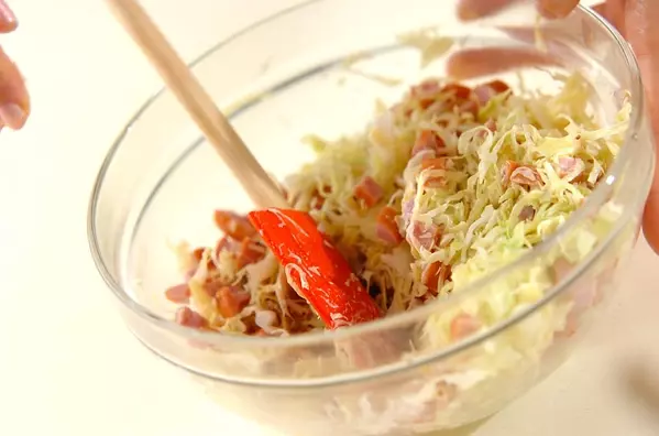 キャベツとウインナーのサラダの作り方2