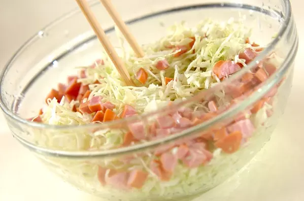 キャベツとウインナーのサラダの下準備2