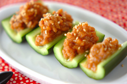 キュウリの肉みそのせ