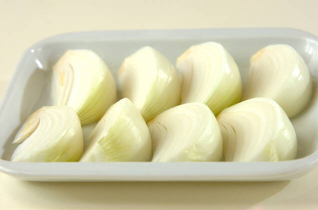 レンジで玉ネギのバターじょうゆ和えの作り方の手順1