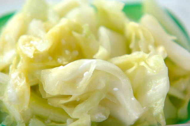 キャベツの塩麹もみ