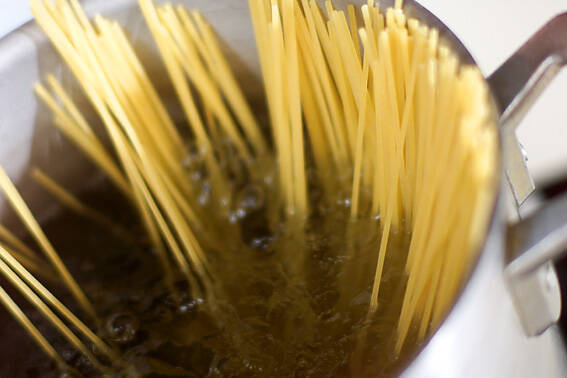 ミモレットと生ハムのパスタの作り方の手順2