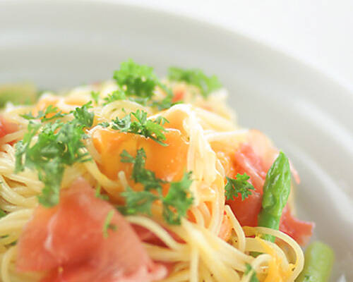 白い器に入ったミモレットと生ハムのパスタ