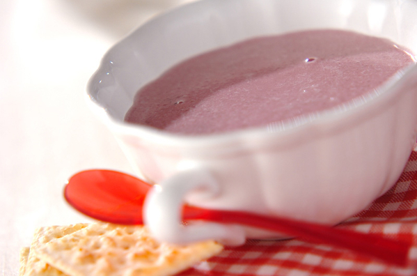 白いスープカップによそったビーツのビシソワーズ