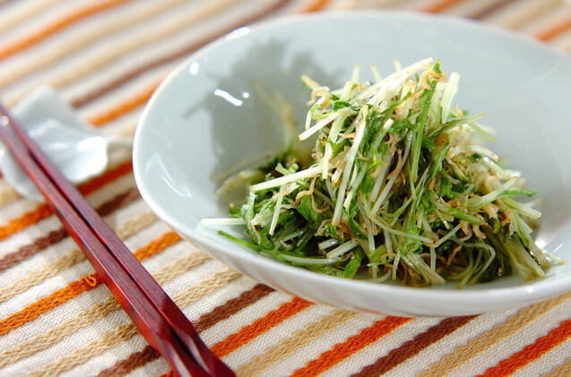 白い皿に盛った水菜とじゃこの柚子こしょう炒め