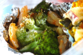 むきエビとブロッコリーのカップグラタン