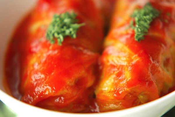 白い器に盛り付けられたトマトソースのロールキャベツ