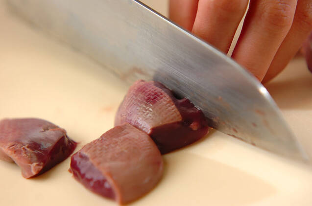 鶏もつの甘辛煮の作り方の手順1