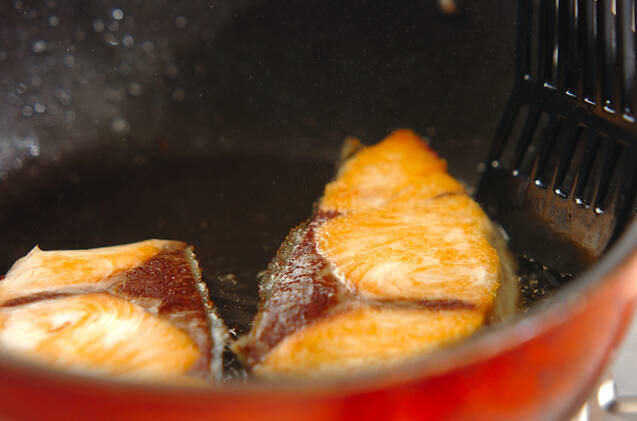 香味だれがやみつきに！ブリの油淋鶏の作り方の手順3