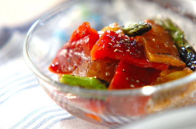 ガラスの器に盛られたパプリカのバルサミコ和え