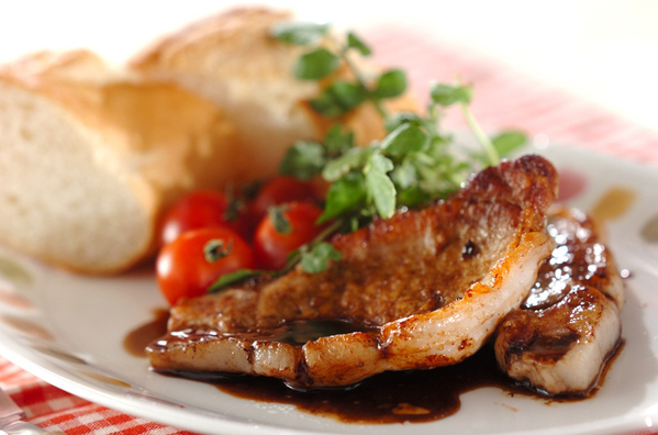 いちごシロップ入りバルサミコソースがかかったポークソテー