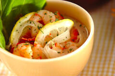 レモンの香りで本格オードブル!エビのレモンマリネ