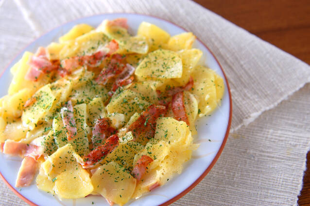 白い皿に盛られたじゃがハムチーズ