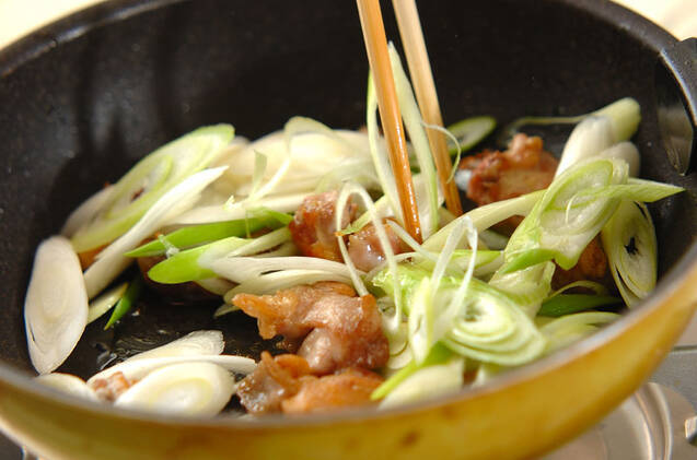 簡単で美味しい！柚子胡椒 鶏もも肉と白ネギ炒めの作り方の手順2