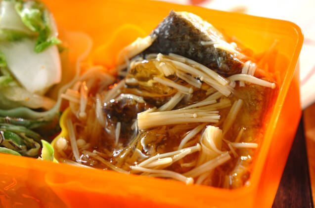 オレンジ色の容器に入っているサケのあんかけ