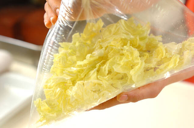 蒸し鮭のサワーソースとアンチョビキャベツの作り方の手順2