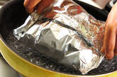 蒸し鮭のサワーソースとアンチョビキャベツの作り方4
