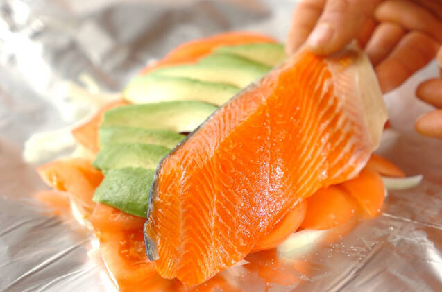 蒸し鮭のサワーソースとアンチョビキャベツの作り方の手順1