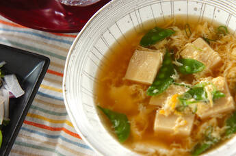 高野豆腐とキヌサヤの卵スープ