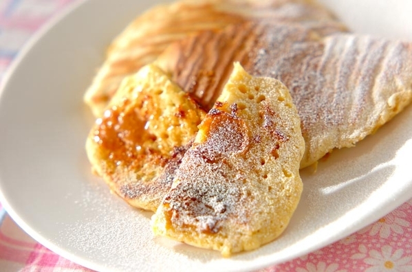 白い皿に盛られたバナナケーキ